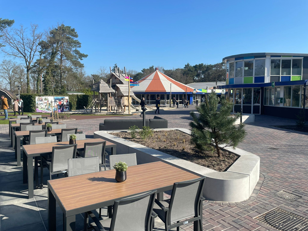 Duurzame plantenbakken sieren terras van Kampeerdorp De Zandstuve